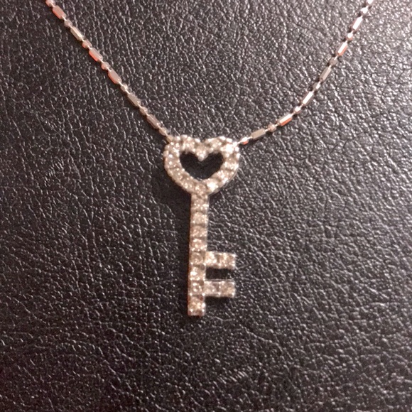 14k white gold 1/3k Diamond Key necklace Aurafin signed - Picture 3 of 10